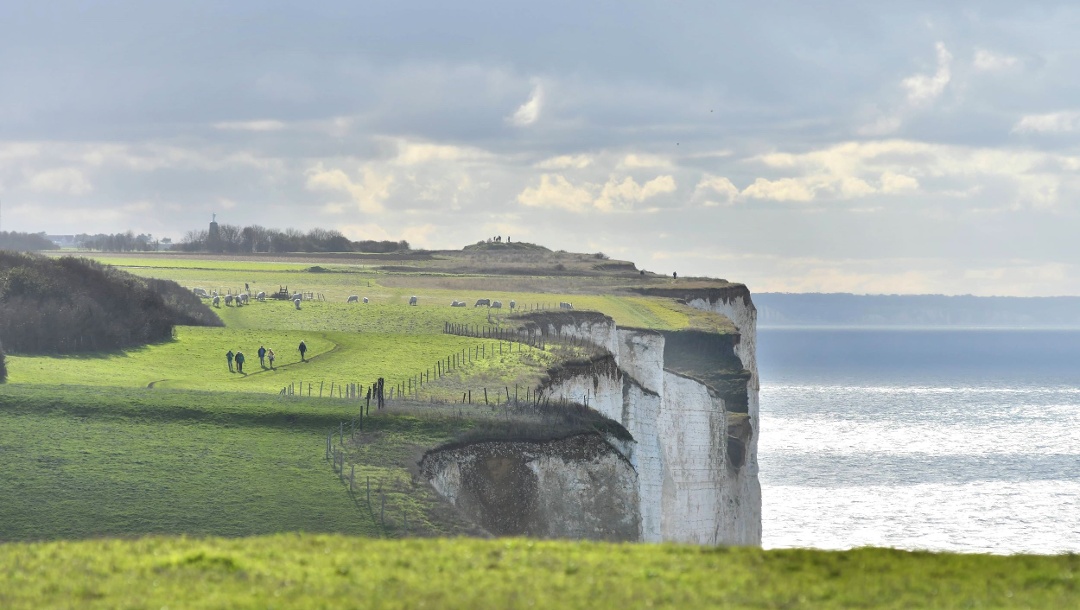 Randonnée sur le sentier du littoral avec les falaises picardes