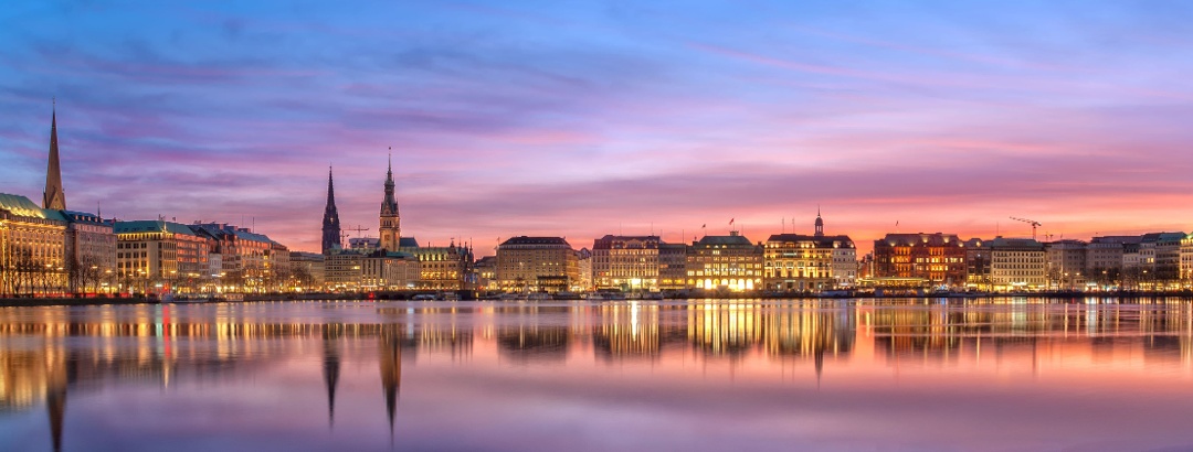 Hamburg Reiseführer - Blick auf die Binnenalster in Hamburg am Abend.