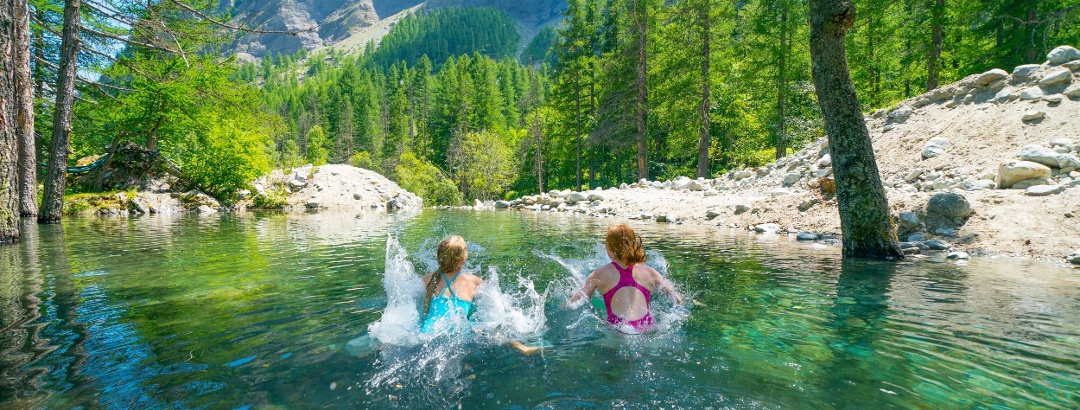 Baignade estivale à Ailefroide dans le Pays des Écrins